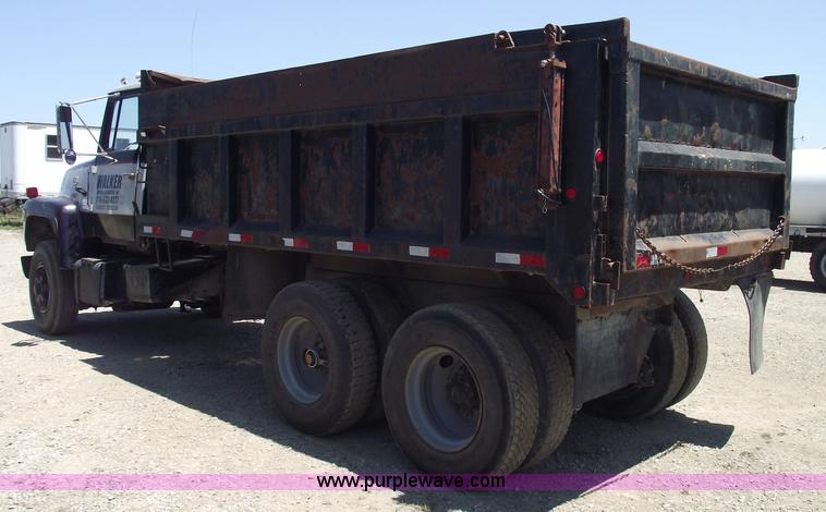image for item A4138 1973 Ford L9000 dump truck