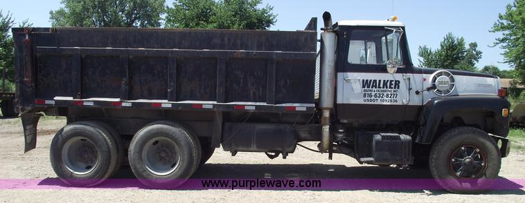 image for item A4138 1973 Ford L9000 dump truck