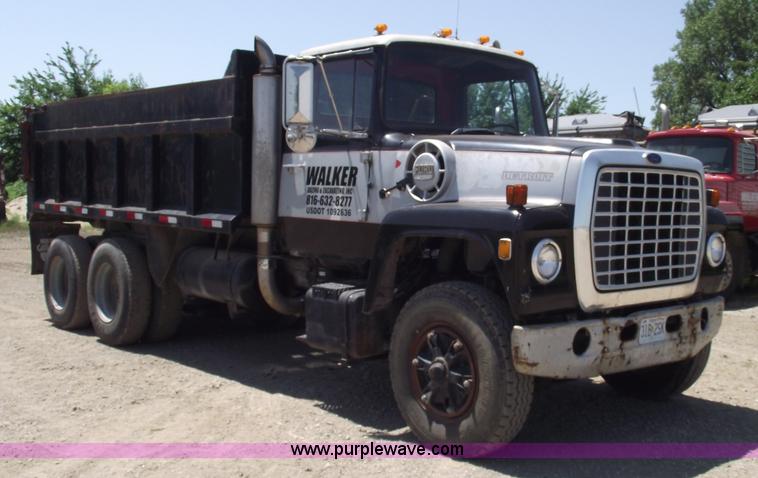 image for item A4138 1973 Ford L9000 dump truck