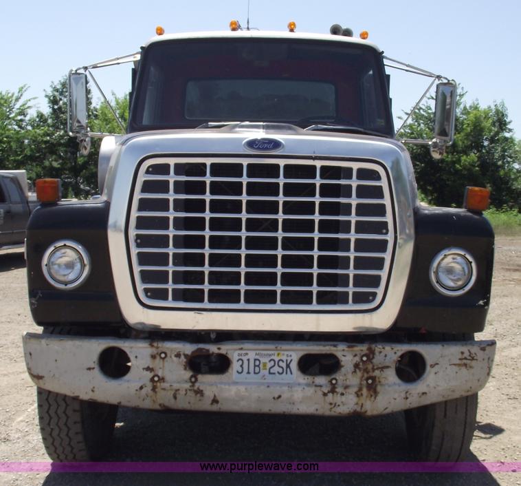 image for item A4138 1973 Ford L9000 dump truck