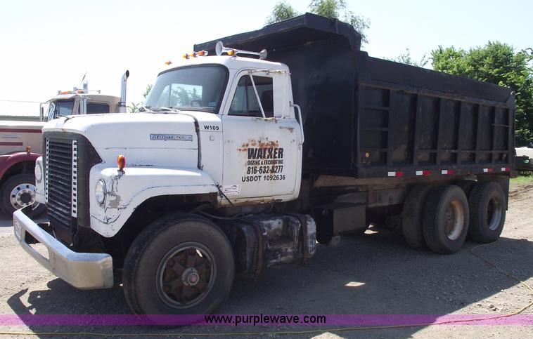 image for item A4139 1974 International F2070A dump truck