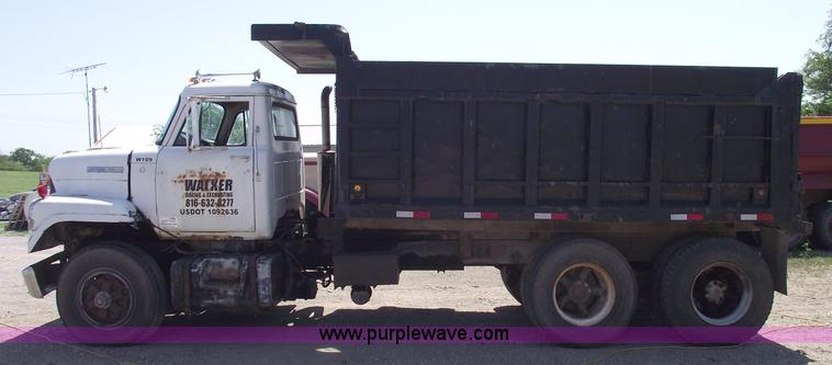 image for item A4139 1974 International F2070A dump truck