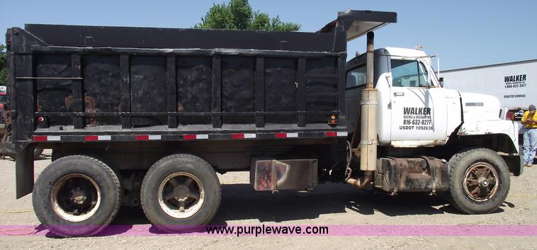 image for item A4139 1974 International F2070A dump truck
