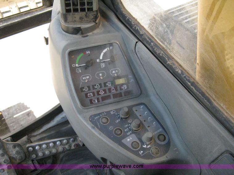 image for item A4284 1996 John Deere 200C LC excavator