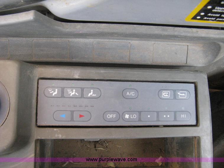 image for item A4284 1996 John Deere 200C LC excavator