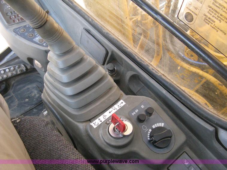 image for item A4284 1996 John Deere 200C LC excavator