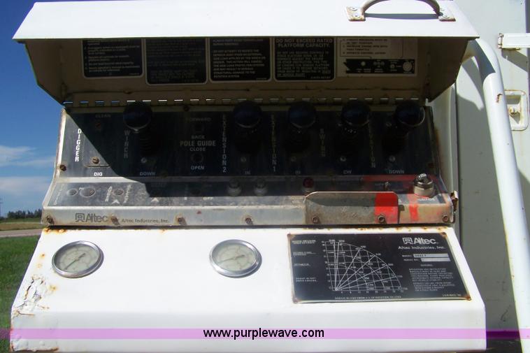 image for item A4549 1992 International 4900 crew cab bucket truck