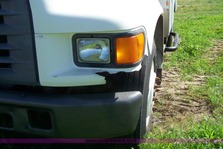 image for item A4550 1997 Ford F700 service truck