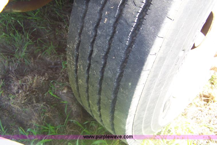 image for item A4550 1997 Ford F700 service truck