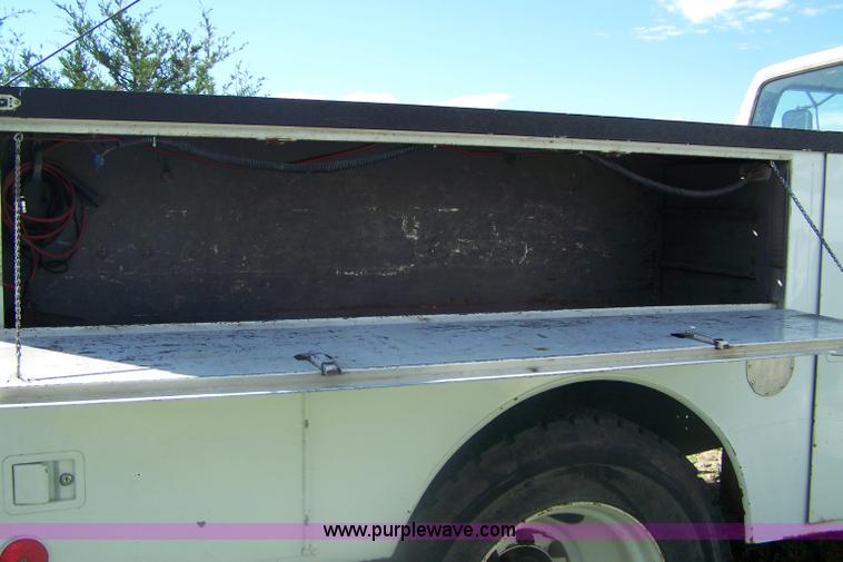 image for item A4550 1997 Ford F700 service truck