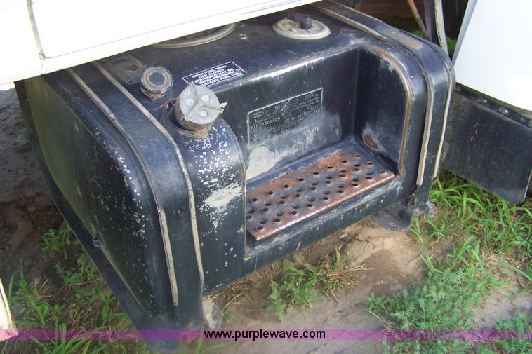 image for item A4550 1997 Ford F700 service truck