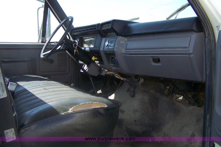 image for item A4550 1997 Ford F700 service truck