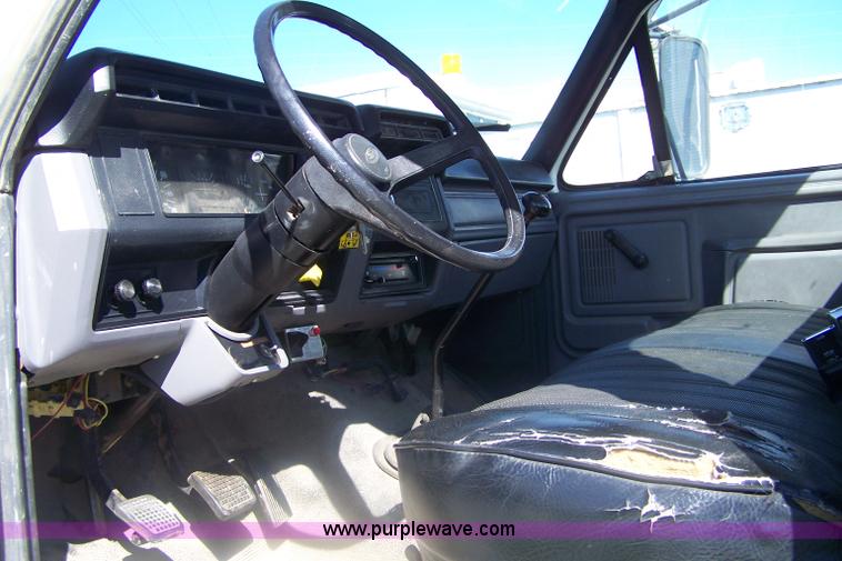 image for item A4550 1997 Ford F700 service truck