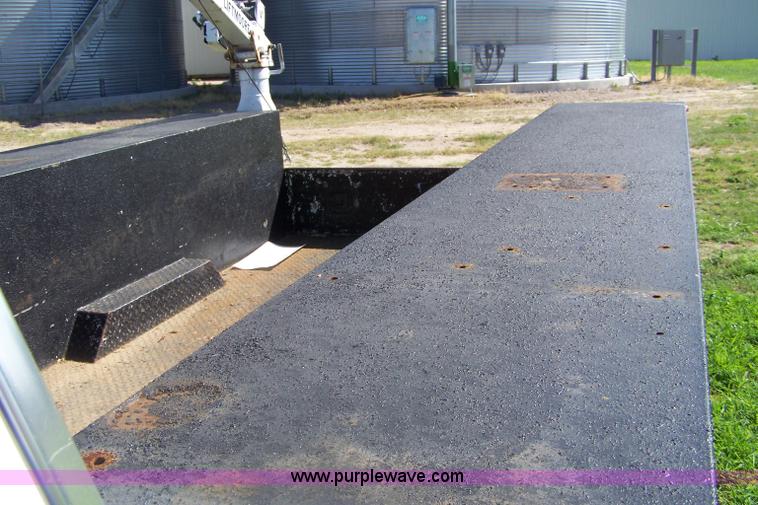 image for item A4550 1997 Ford F700 service truck