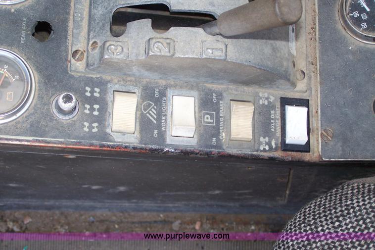 image for item A4559 1990 Lorain LRT 275D crane