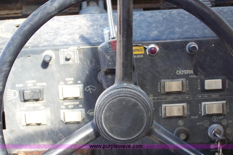 image for item A4559 1990 Lorain LRT 275D crane