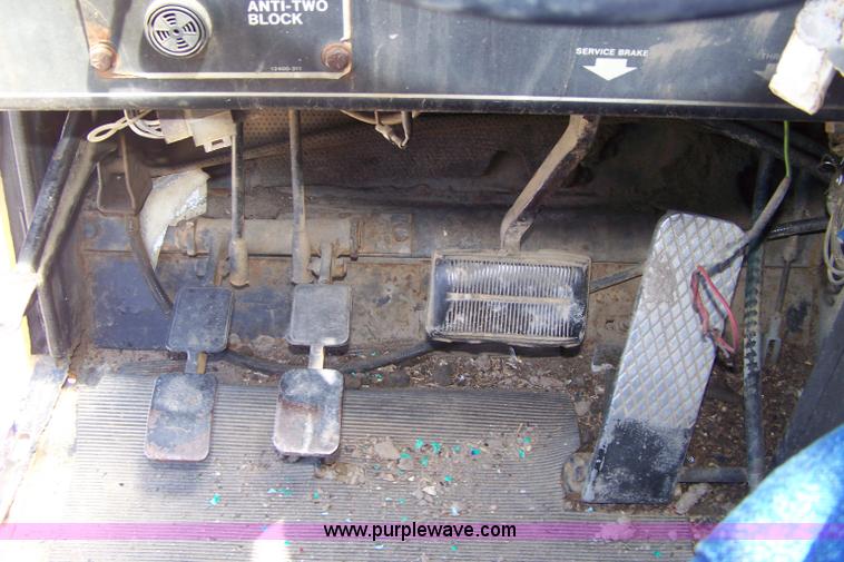 image for item A4559 1990 Lorain LRT 275D crane