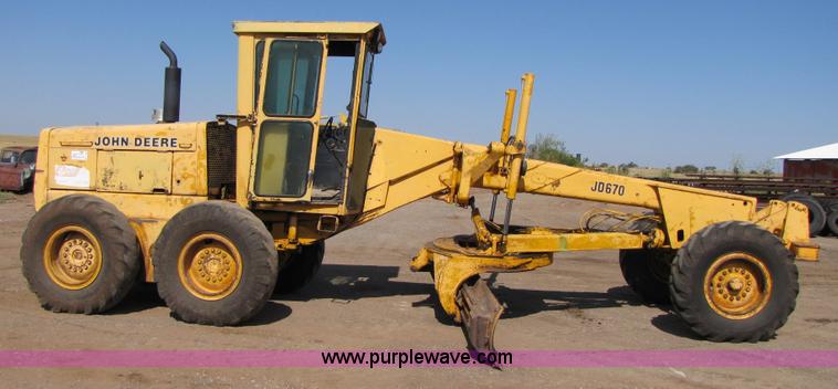 image for item A4669 John Deere 670 motor grader