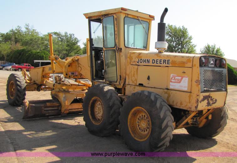image for item A4669 John Deere 670 motor grader