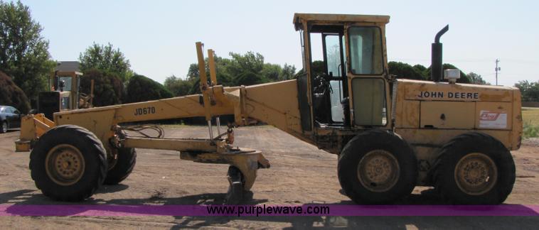 image for item A4669 John Deere 670 motor grader