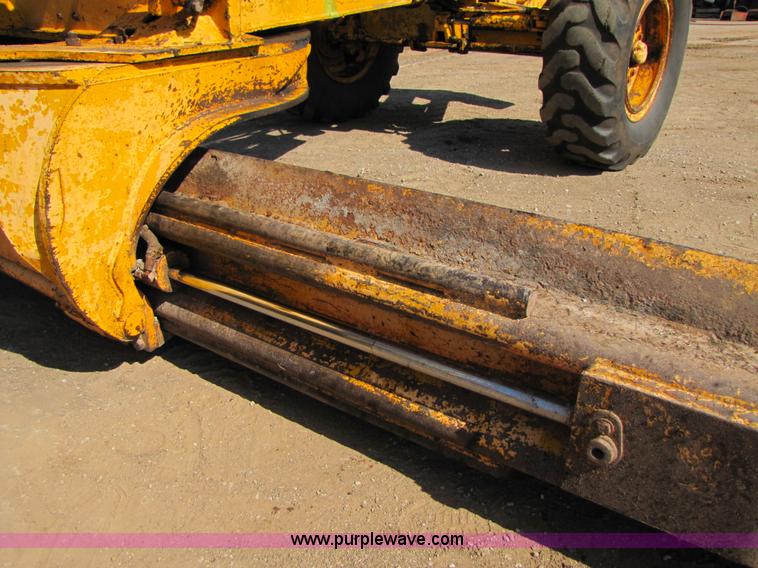 image for item A4669 John Deere 670 motor grader