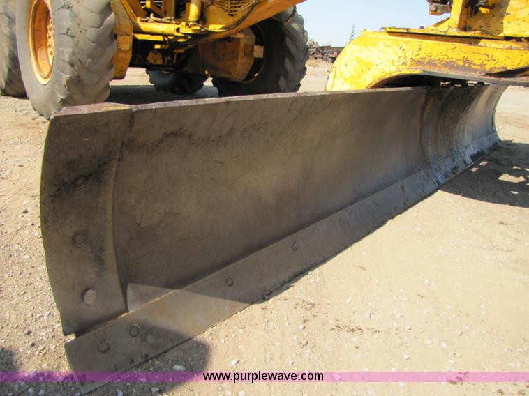 image for item A4669 John Deere 670 motor grader