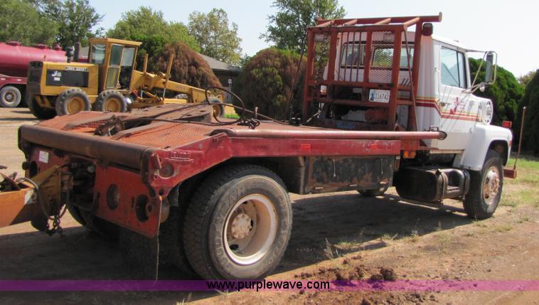 image for item A4672 1984 Ford 8000 winch truck