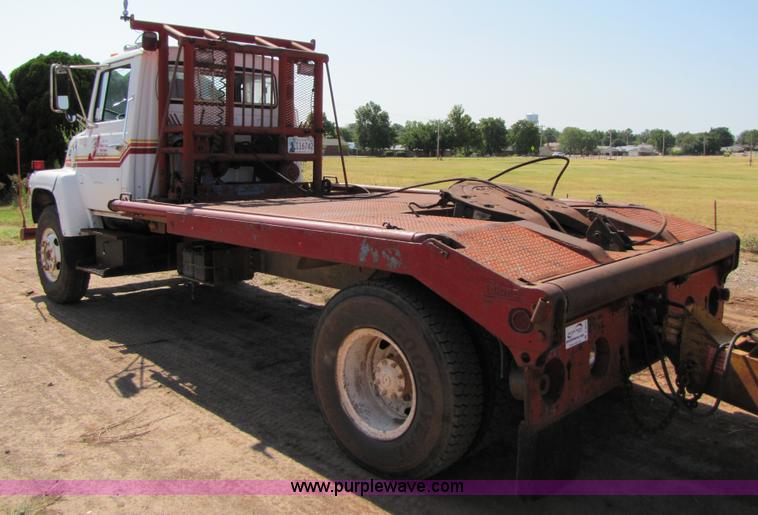 image for item A4672 1984 Ford 8000 winch truck