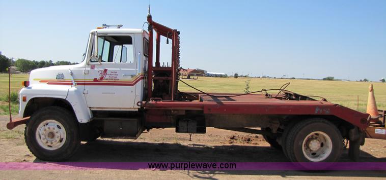 image for item A4672 1984 Ford 8000 winch truck