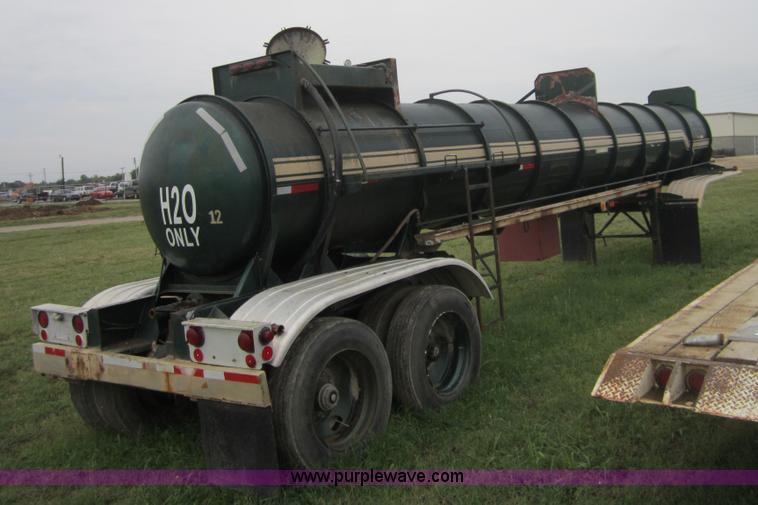 image for item A4716 1986 Fruehauf 40' vac trailer