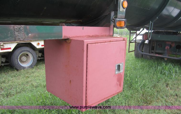 image for item A4716 1986 Fruehauf 40' vac trailer