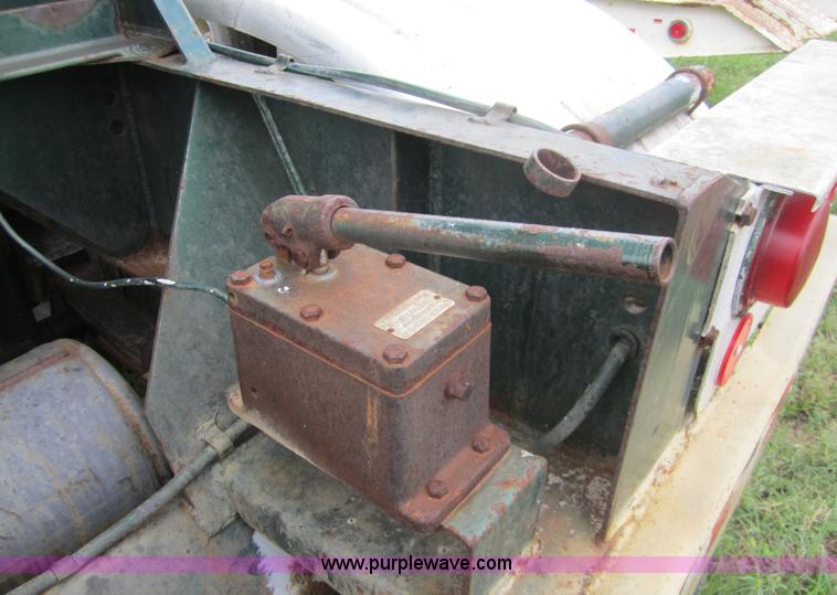 image for item A4716 1986 Fruehauf 40' vac trailer