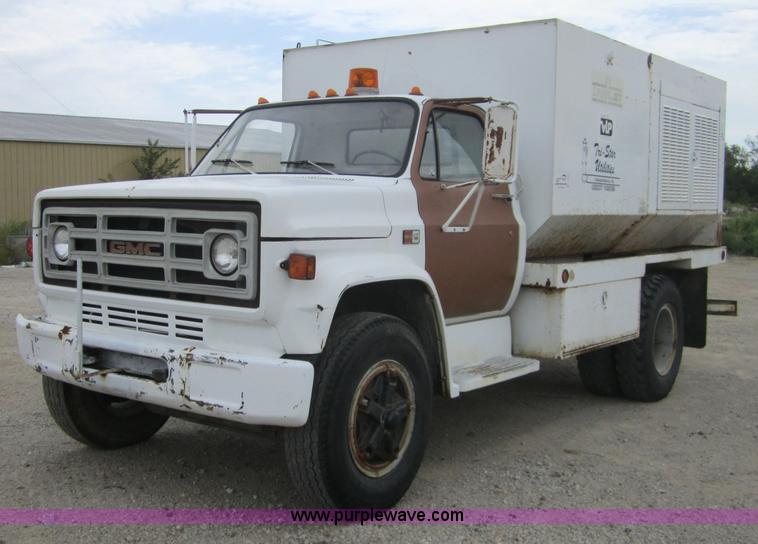 image for item A4726 1981 GMC 7000 truck