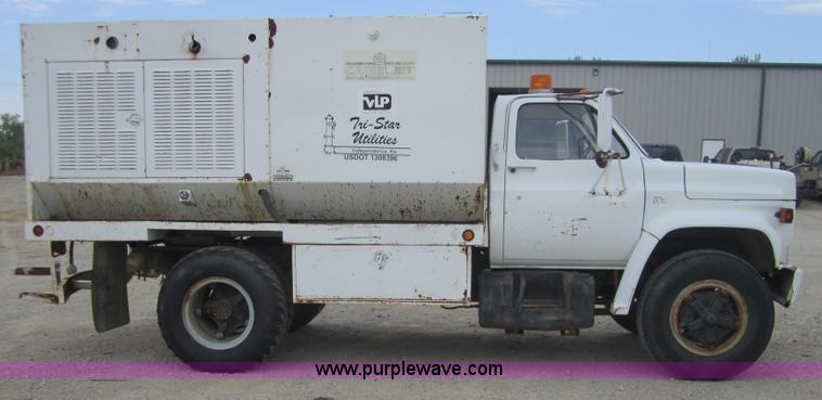 image for item A4726 1981 GMC 7000 truck