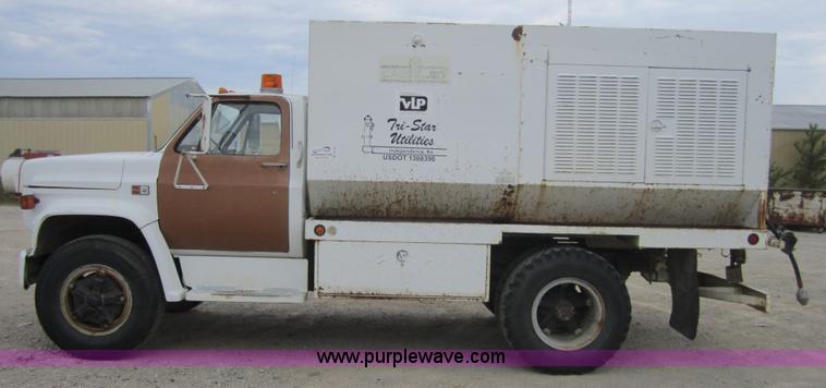 image for item A4726 1981 GMC 7000 truck