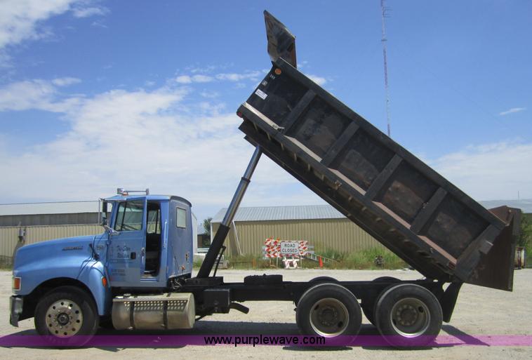 image for item A4727 1993 Ford LTL9000 dump truck