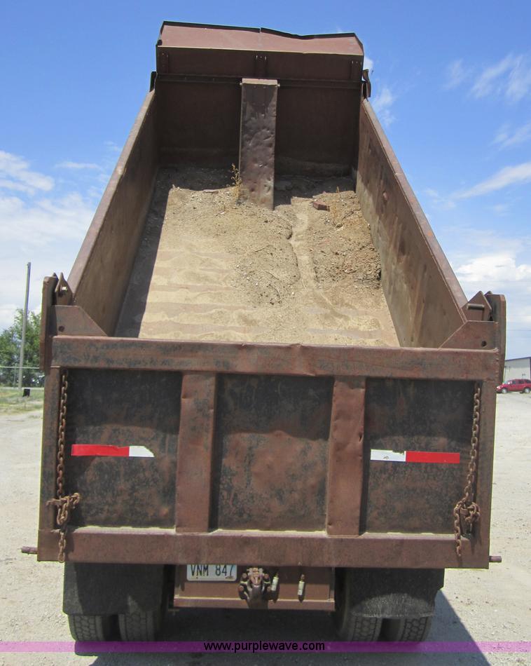 image for item A4727 1993 Ford LTL9000 dump truck