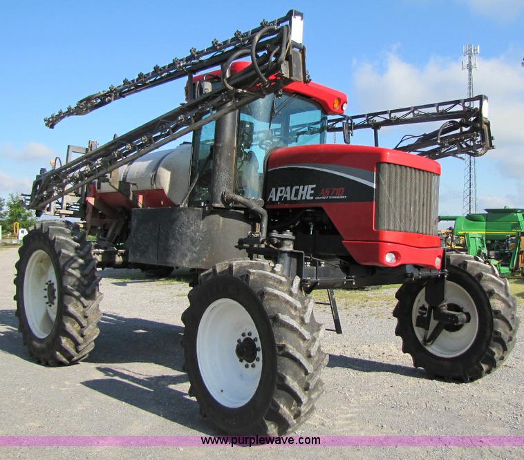image for item 1341 2008 Apache AS710 self propelled sprayer