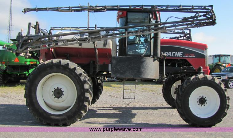 image for item 1341 2008 Apache AS710 self propelled sprayer