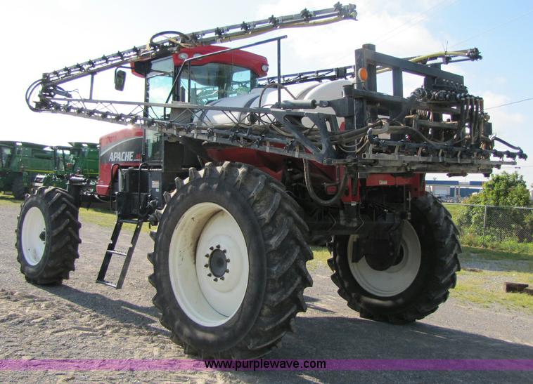image for item 1341 2008 Apache AS710 self propelled sprayer