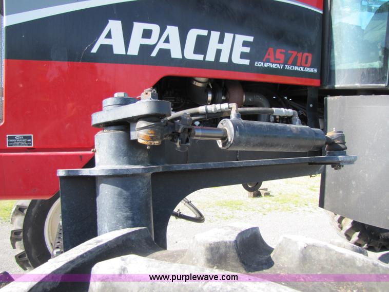 image for item 1341 2008 Apache AS710 self propelled sprayer