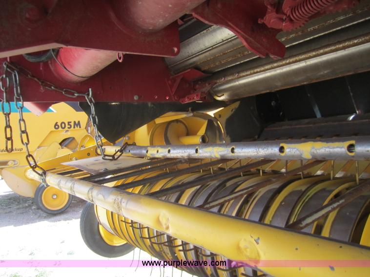 image for item 3084 New Holland BR7090 baler