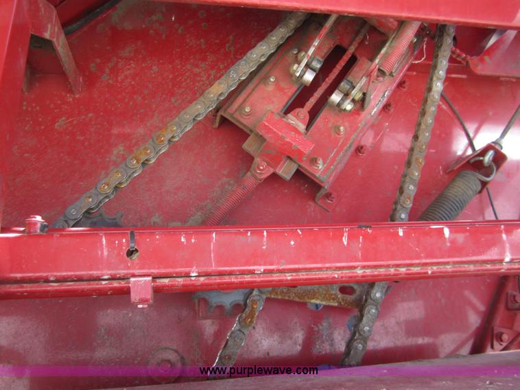 image for item 3084 New Holland BR7090 baler