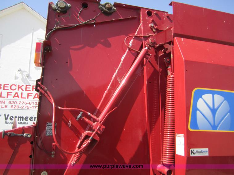 image for item 3084 New Holland BR7090 baler
