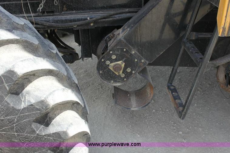 image for item A3595 2005 Challenger 670 corn/soybean combine