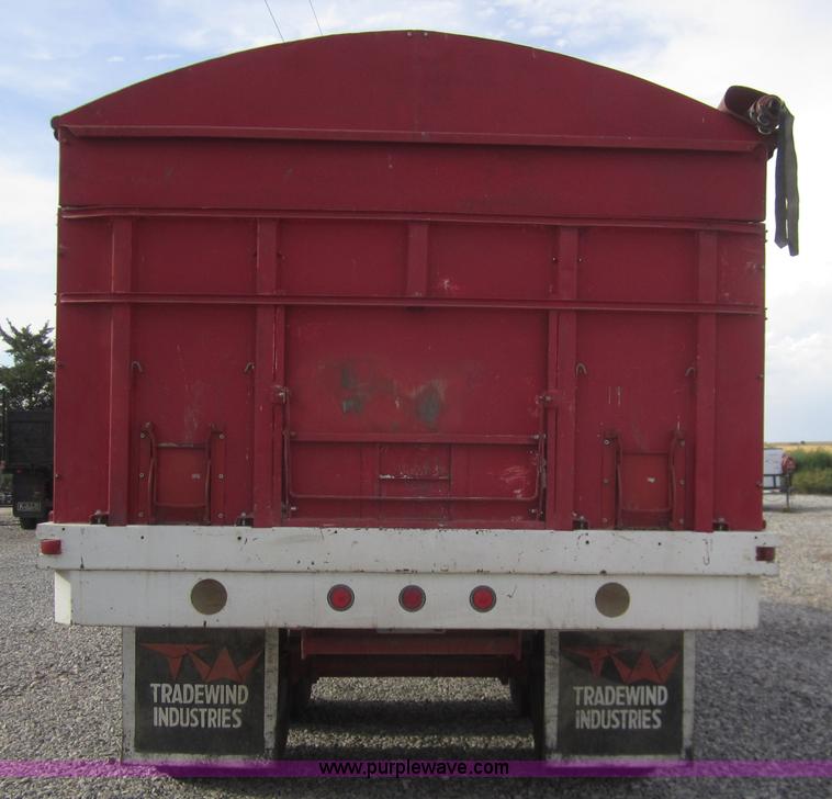 image for item A3866 1998 International 4700 grain truck