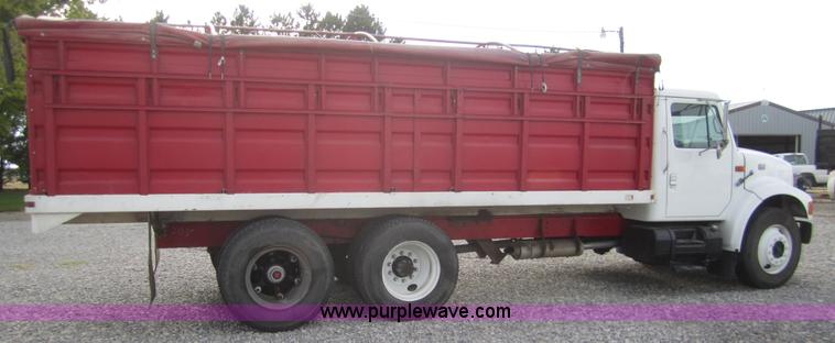 image for item A3866 1998 International 4700 grain truck