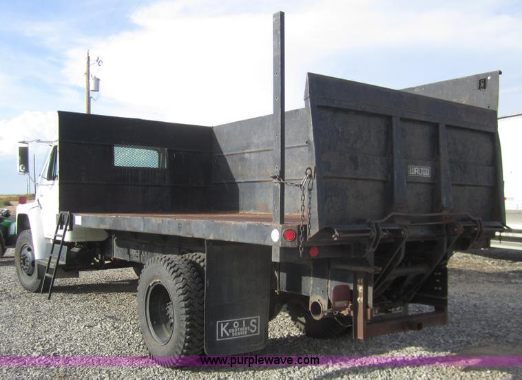 image for item A3867 1982 International 1724 flatbed semi truck