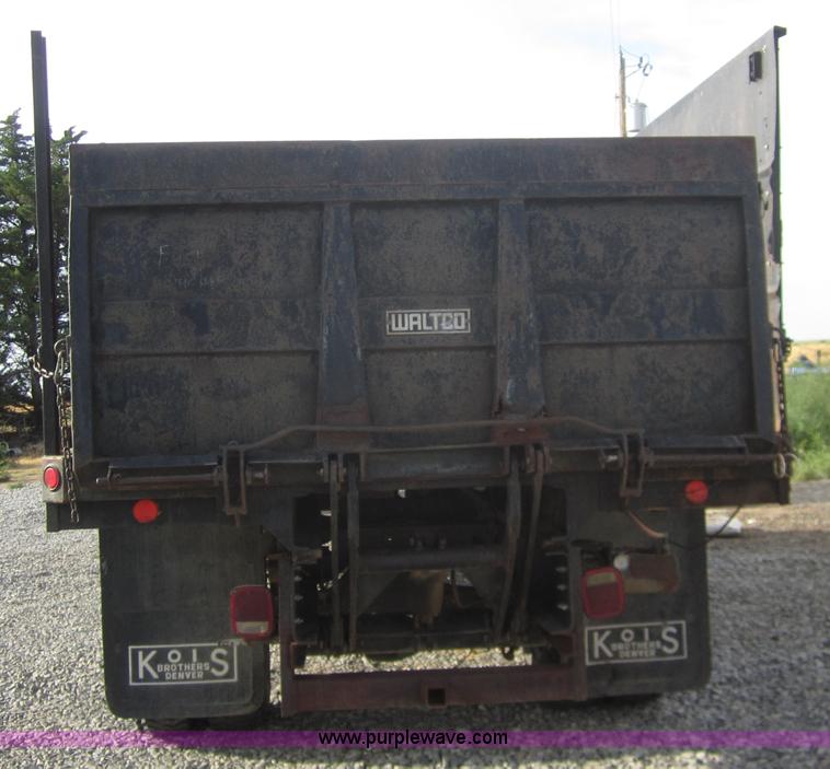 image for item A3867 1982 International 1724 flatbed semi truck