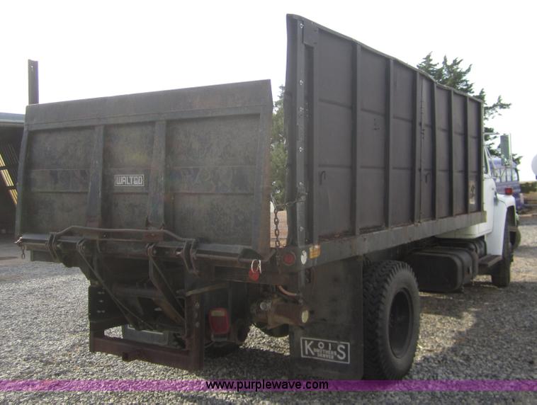 image for item A3867 1982 International 1724 flatbed semi truck